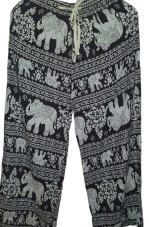 L'emblématique sarouel motif éléphant est le pantalon le plus confortable que vous n’aurez jamais porté ! Léger et très agréable, ce sarouel convient parfaitement pour les hommes et pour les femmes. Disponible en taille unique, il s'adapte à toutes les morphologies, grâce à sa matière élastique (viscose), et est disponible en 3 couleurs différentes.