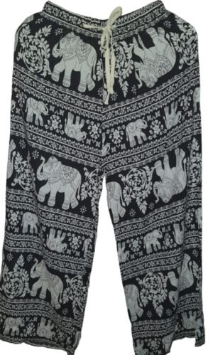 L'emblématique sarouel motif éléphant est le pantalon le plus confortable que vous n’aurez jamais porté ! Léger et très agréable, ce sarouel convient parfaitement pour les hommes et pour les femmes. Disponible en taille unique, il s'adapte à toutes les morphologies, grâce à sa matière élastique (viscose), et est disponible en 3 couleurs différentes.